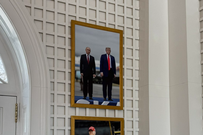 Bela hiša Trump Putin | Eden od predstavnikov administracije Donalda Trumpa je za več ameriških medijev pojasnil, da fotografije predsednika z drugimi svetovnimi voditelji, razstavljene na različnih mestih v Beli hiši, niso nič neobičajnega. | Foto X / @ElizLanders