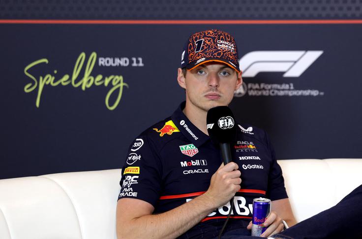Max Verstappen sodi v širši krog favoritov za zmago na VN Avstrije. Na novinarski konferenci se mu je znova stemnilo pred očmi, ko so ga vprašali, če se boji morebitne kazenske točke, ki bi pomenila dirko suspenza. Dovolj ima takšnih vprašanj. | Foto: Reuters
