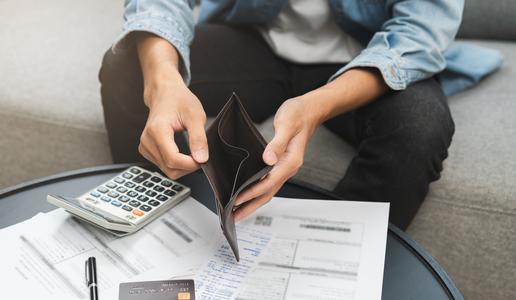 Ne živim v hiši, ali jo lahko vseeno izgubim zaradi bratovih dolgov? #pravni nasvet