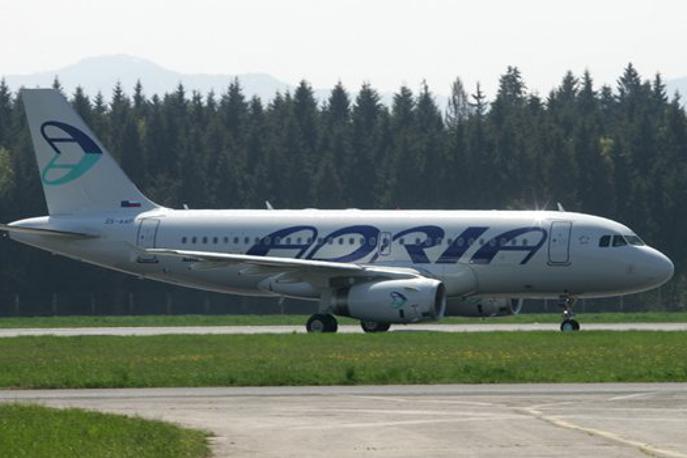 Adria Airways | Adria Airways je sicer lansko leto sklenila s 5,4 milijona evrov čiste izgube predvsem zaradi rasti cene goriva. Prihodki so se v primerjavi z letom 2016 okrepili za 1,7 odstotka in se ustavili pri 159,2 milijona evrov. Po neuradnih podatkih, ki jih navajajo mediji, naj bi z izgubo končali tudi letošnje leto, izguba pa naj bi bila ena najvišjih v zgodovini podjetja. | Foto Adria Airways