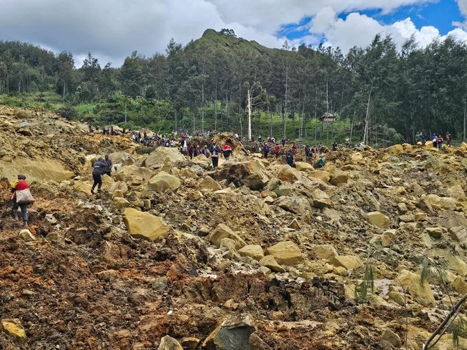 Območje, kjer se je sprožil plaz,  leži južno od ekvatorja, kjer so pogosta močna deževja. Marca je zaradi zemeljskega plazu v bližnji provinci umrlo najmanj 23 ljudi. | Foto: Reuters