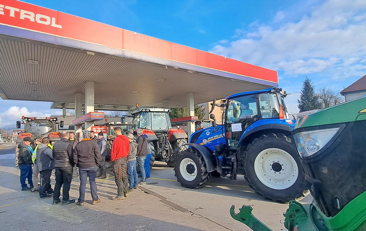 Protest Petrol | Nad odločitvijo Petrola so zelo razočarani. Fotografija je nastala na protestu kmetov ob zaprtju Petrola v Rovtah nad Logatcem.  | Foto Ksenija Mlinar