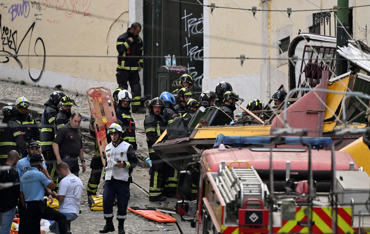 Lizbona, nesreča, vzpenjača | Vzrok za tragedijo naj bi bil pretrgan kabel, ki je povezoval vagona slavne vzpenjače v Lizboni. | Foto Reuters