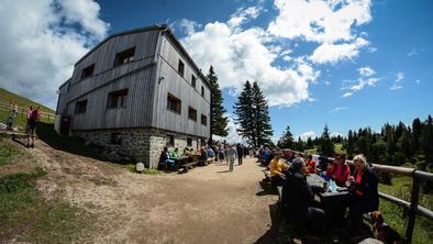 Domžalski planinski dom na Veliki planini (1534 m)