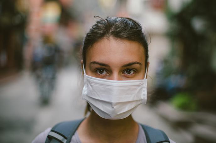 Gripa. Virus. Pljučnica. Maska. Koronavirus. | WHO po novem ljudem priporoča, naj v javnih prostorih uporabljajo zaščitne maske. | Foto Getty Images