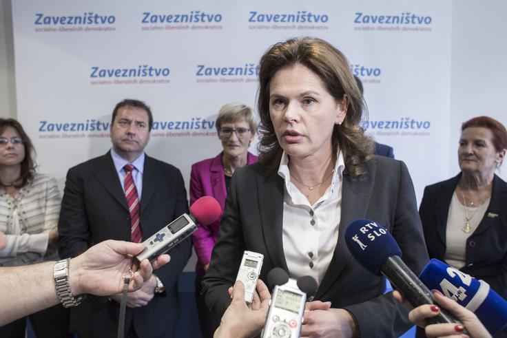 Alenka Bratušek je vodila vlado v obdobju sanacije bank. Štiri leta pred tem je sedela v nadzornem svetu NKBM, ki je Kovačičeve hrvaške posle pomagal pomesti pod preprogo.  | Foto: Matej Leskovšek