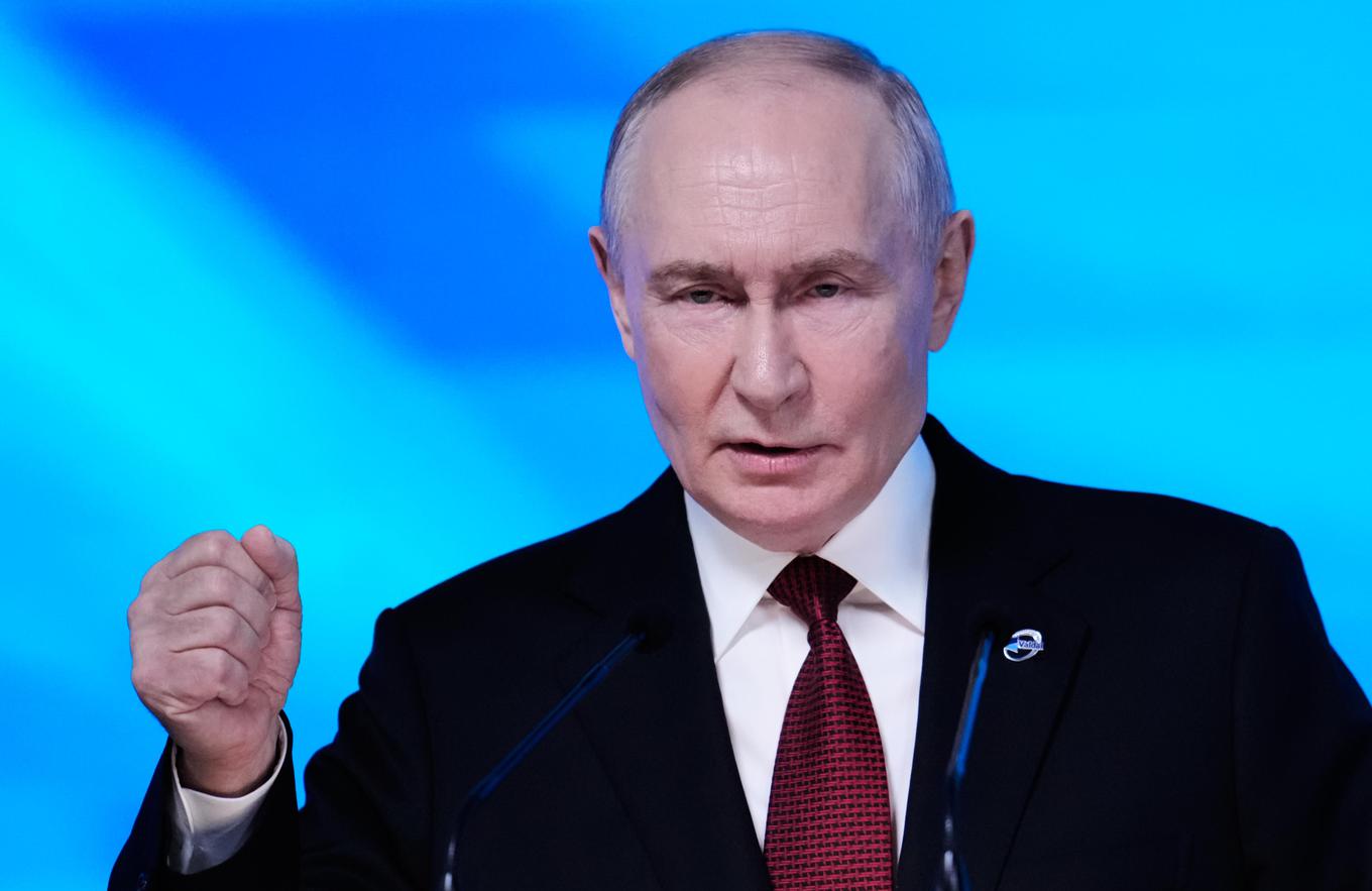 Zahod osupel: satelitski posnetki razkrivajo Putinov skrivni manever