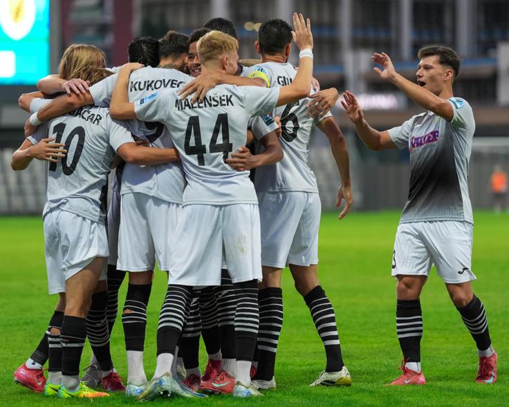 Prvo tekmo za slovensko reprezentanco do 18 let je odigral 9. maja 2023 proti BiH (0:0). Zbral je tri nastope, trikrat je nastopil tudi za izbrano vrsto do 19 let. Nazadnje 12. septembra 2023 proti Islandiji (0:1). | Foto: Global game media