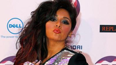 Snooki bo rodila kar v petkah