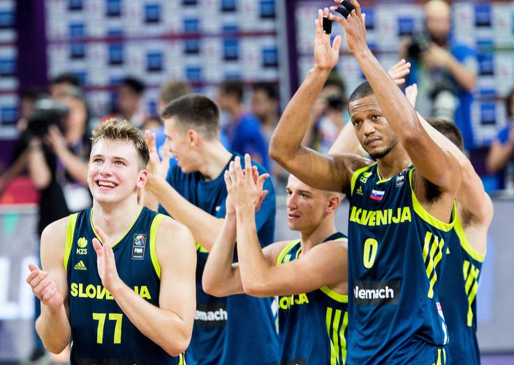"Če Srbija zmaga v drugem polfinalu, nas čaka finale v znamenju nekdanje Jugoslavije," so spomnili pri Dnevnem listu. | Foto: Vid Ponikvar