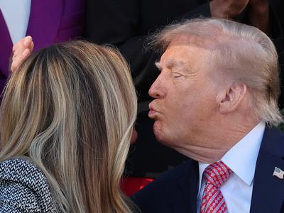 Kamere ujele neroden trenutek Donalda in Melane Trump #video