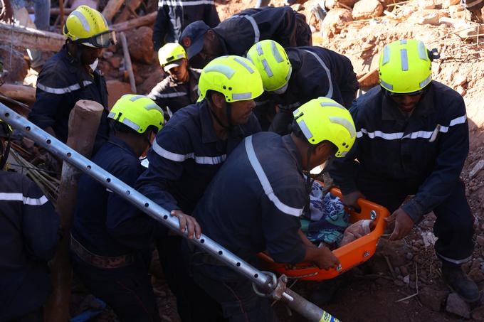 Bitka s časom. Reševalci iščejo preživele, žal odkrivajo številna trupla. Mesto Ouirgane v provinci Al Haouz, Maroko.  | Foto: Reuters
