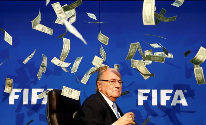 V letu 2017 se bo, tudi zaradi nekdanjega predsednika Seppa Blatterja, izguba še zvišala. | Foto: Reuters