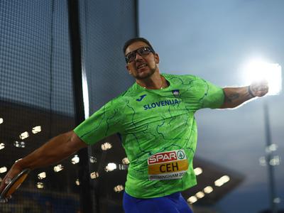 Čeh znova na evropskem prestolu, Filipič deseta, Apostolovski pred vrati finala