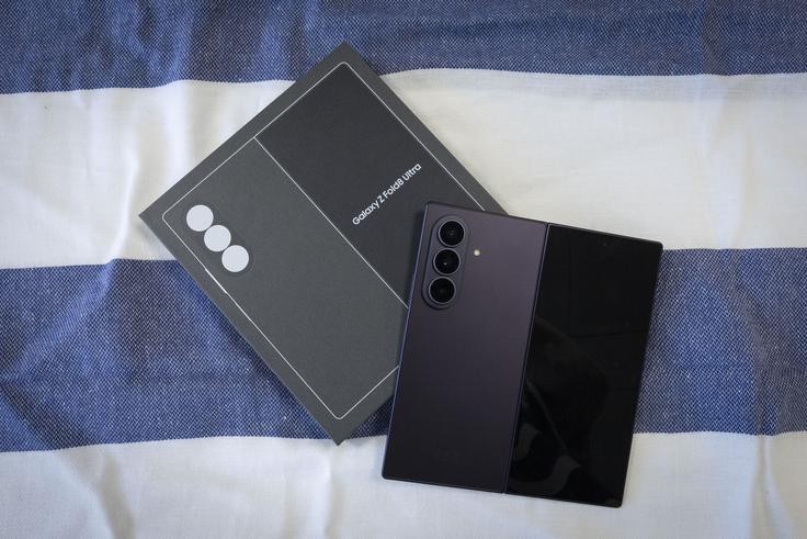 Konstrukcija Flex Titanium temelji na novi plasti iz titanove zlitine pod glavnim zaslonom in povečuje odpornost zaslona proti dolgotrajnemu pregibanju.  | Foto: Gaja Hanuna
