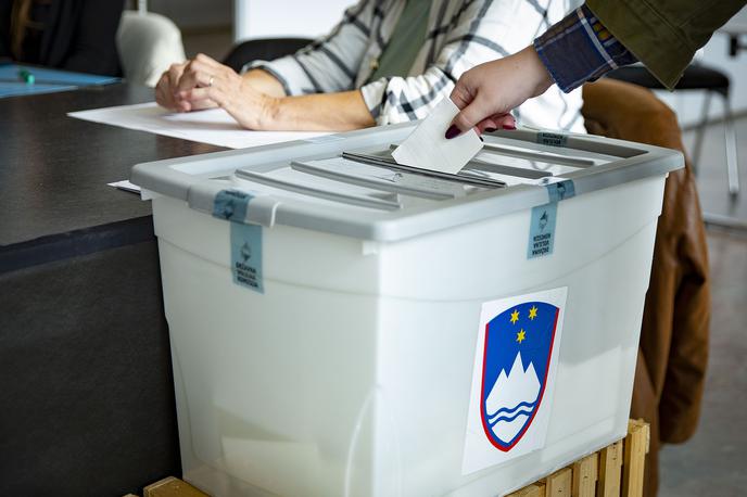 Predčasne volitve 2022 | Pri lokalnih volitvah volivec praviloma prejme več glasovnic. | Foto Ana Kovač