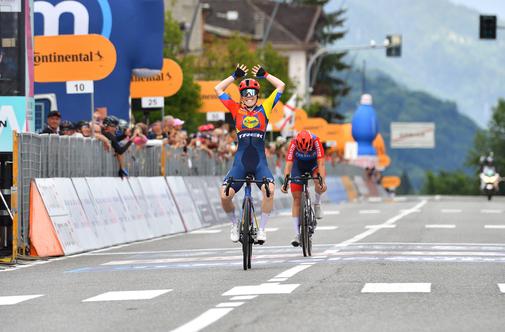 Anna Henderson z etapno zmago do rožnate majice, Urška Žigart napredovala za skoraj 30 mest