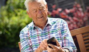 Starejši dobili klicni center z vsemi informacijami o dolgotrajni oskrbi