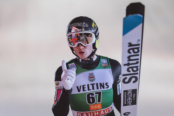 Peter Slatnar se je razveselil zmage Anžeta Laniška, ki vseskozi skače na njegovih smučeh. | Foto: Sportida