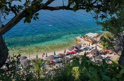 Noro početje starejšega moškega na plaži pri naših sosedih