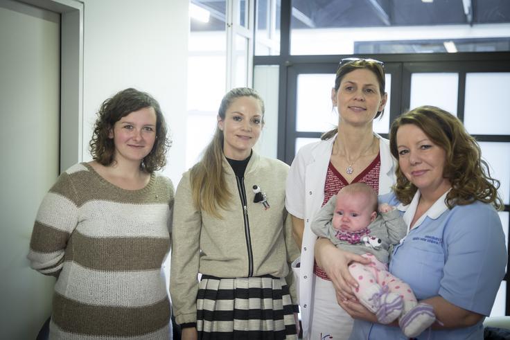 Tina Bolta (Bor mašina za punce), Tanja Jelača (Gorenjka), Nataša Tul Mandič (predstojnica ljubljanske porodnišnice) in Urša Vozelj (glavna medicinske sestra) s trimesečno Gajo.  | Foto: Ana Kovač