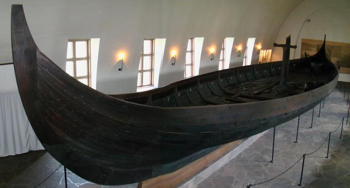 To je Gokstad, ena od najslavnejših povsem ohranjenih vikinških ladij. Razstavljena je v muzeju vikinških ladij v norveški prestolnici Oslo. Odkrili so jo leta 1880, stara pa je več kot 1.100 let.  | Foto: Thomas Hilmes/Wikimedia Commons