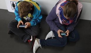 Učenci šol, ki prepovedujejo mobilne telefone, so uspešnejši