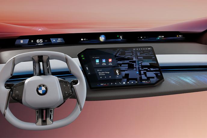 BMW panoramic idrive | Nov koncept notranjosti ima štiri enote – nov volan, osrednji zaslon je bližje vozniku, pod vetrobranskim steklom je nov digitalni pas, na steklu pa opcijski projekcijski sistem.  | Foto BMW