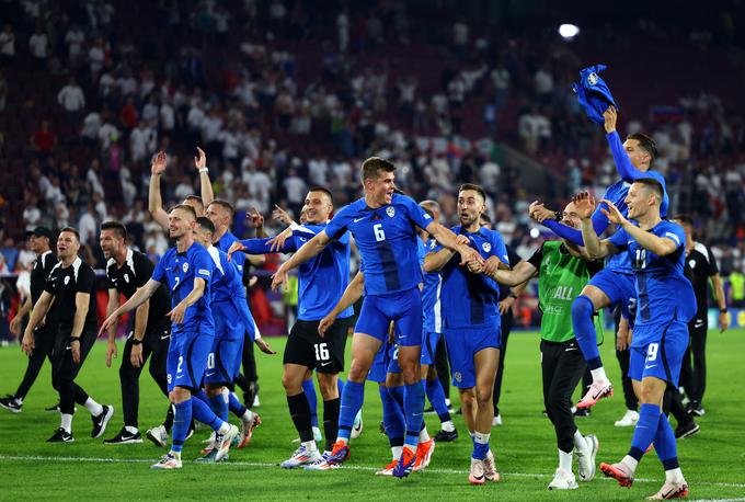Nepozabni prizori slavja slovenske reprezentance po remiju z Anglijo. | Foto: Reuters
