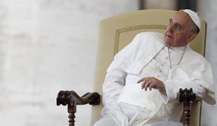 Papež Frančišek redni obiskovalec menze in ljubitelj odojka