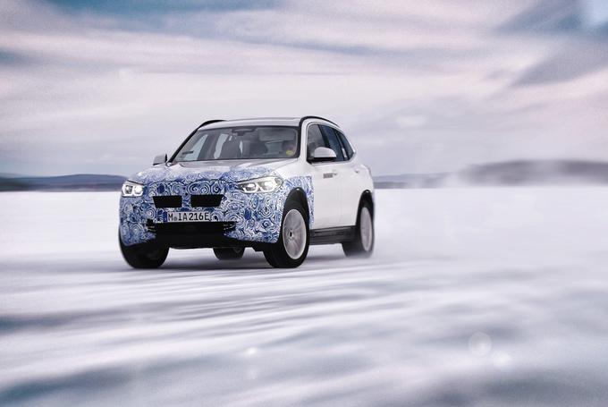 Na snegu tudi novi BMW iX3. | Foto: BMW