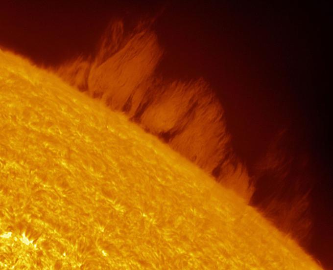 Še en izbruh na površini Sonca, ki sega več kot 35 tisoč kilometrov visoko oziroma približno toliko, kot znašajo trije premeri Zemlje. | Foto: 