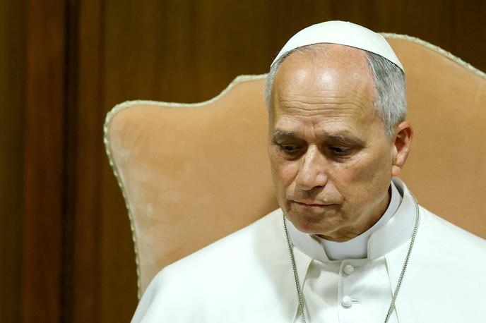 Papež Leon XIV. | Papeževi nedavni javni pozivi k mednarodni regulaciji umetne inteligence in svarila pred njenimi potencialnimi tveganji bodo po besedah Thiela morda slišani v ZDA, ne pa tudi na Kitajskem. To pomeni, da bi papeževa opozorila v tehnološki dirki med ZDA in Kitajsko lahko povzročila enostransko upočasnitev razvoja umetne inteligence, trdi Peter Thiel. | Foto Reuters
