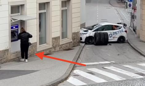 Neverjetno: avtomobil na streho, gospa pa mirno na bankomat #video
