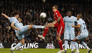 Derbi Liverpoolu, Handanović izpadel