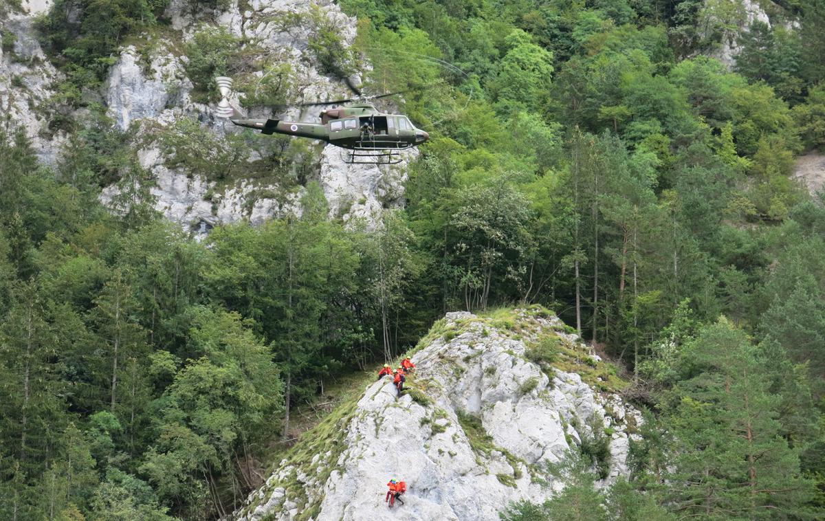 gorska reševalna služba | "Na podlagi stikov z njimi namreč ugotavljamo, da je med njimi kar nekaj takih, ki jim manjka znanja in podcenjujejo zahtevnost naših gora ter razmere. Posledično se na Triglav odpravljajo v nizkih športnih čevljih, brez zimske opreme gredo čez snežišča na Prisojnik, na Zelenico hodijo kar v sandalih, poleg tega pa se izgubijo, obnemorejo, doživljajo napade strahu," so še navedli na policiji. | Foto STA