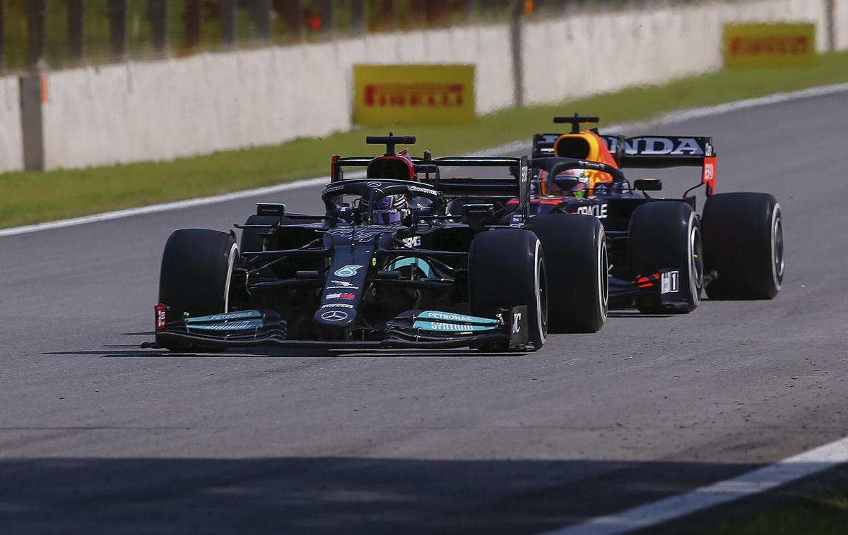 Verstappen Hamilton | Lewis Hamilton in Max Verstappen v napetem dvoboju v Interlagosu | Foto Guliver Image