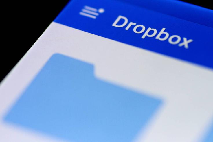 Dropbox, ki uporabnikom in podjetjem omogoča shranjevanje podatkov v oblak, ima po vsem svetu trenutno okrog 500 milijonov uporabnikov. Osnovna storitev je brezplačna, kdor v oblaku želi več prostora, pa mora za to plačati. Takšnih uporabnikov Dropboxa je 11 milijonov, gre pa predvsem za podjetja. Dropbox je ena najbolj priljubljenih storitev za shranjevanje podatkov v oblak, saj je njena uporaba zelo preprosta. Temelji namreč na mapah, s katerimi je že seznanjena večina uporabnikov.  | Foto: Reuters