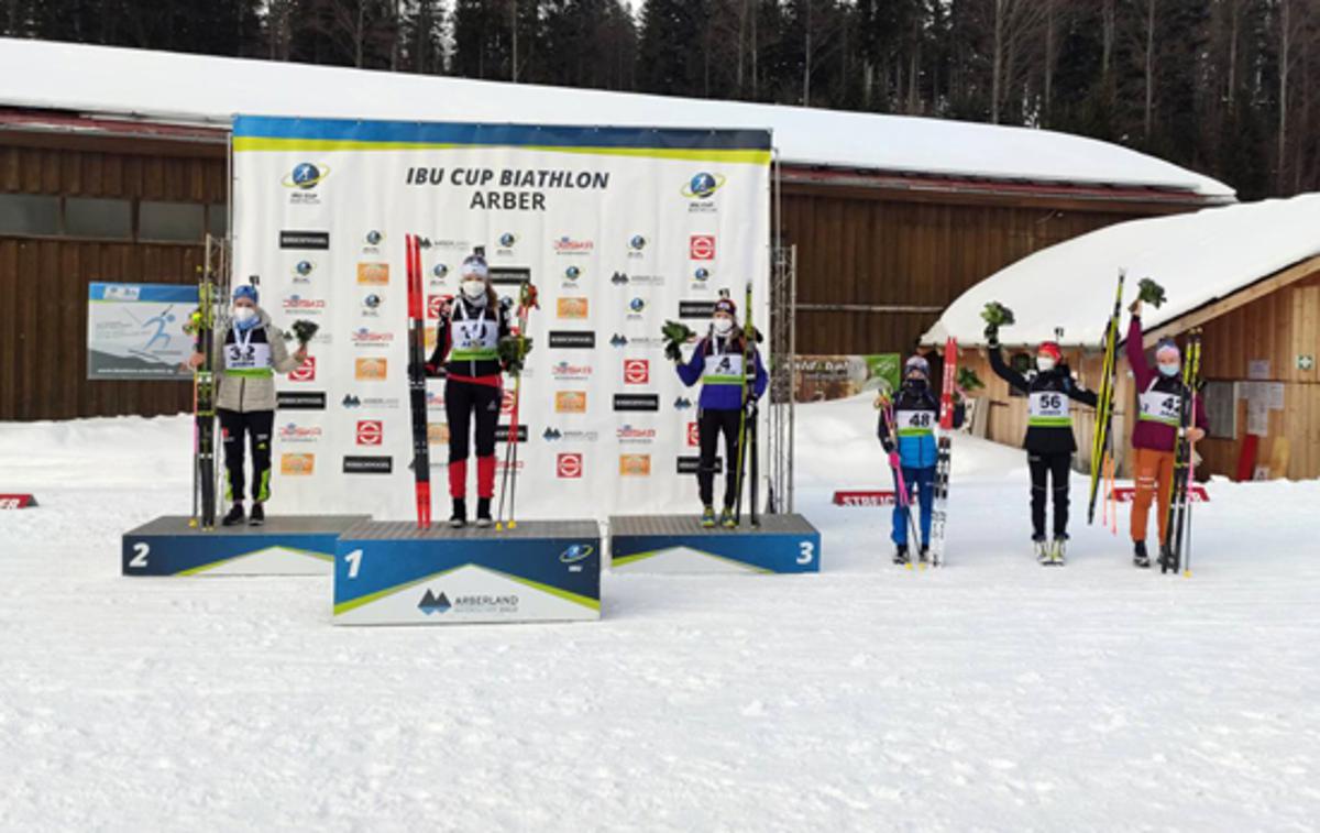 Lena Repinc - Arber pokal IBU | Lena Repinc (druga z desne) se je po 12,5-kilometrski posamični tekmi v Arberju udeležila podelitve nagrad najboljšim tekmovalkam. | Foto SloSki