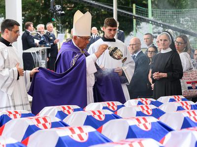 Na Hrvaškem pokopali 500 žrtev povojnih pobojev iz grobišč v Sloveniji