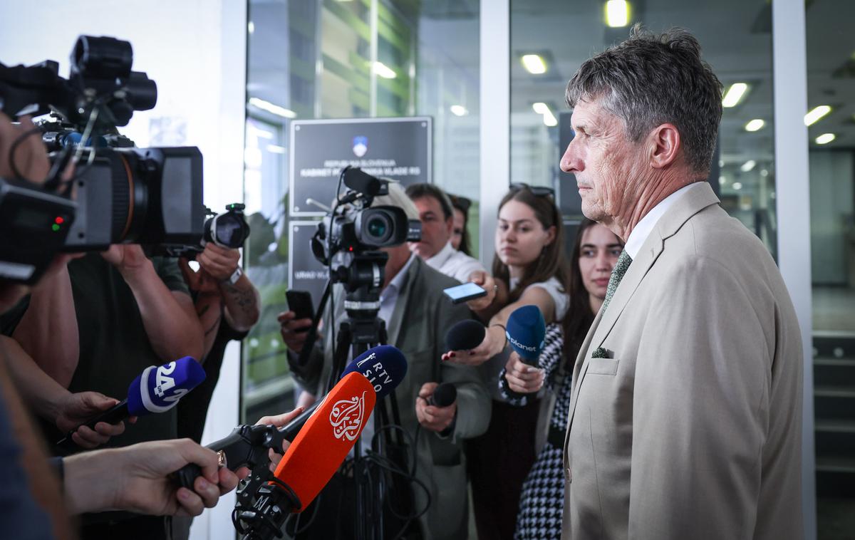 Mini koalicija obramba | Analitiki opozarjajo, da sta napovedana referenduma o povišanju obrambnih izdatkov in članstvu v Natu popolnoma nepremišljena. | Foto Ana Kovač