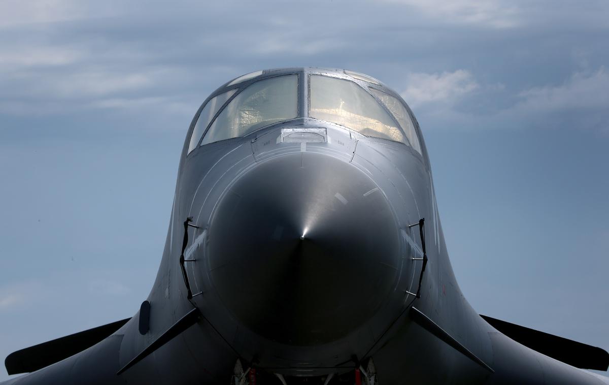 B-2 | Bombe GBU-57, ki so sposobne uničevati najgloblje in najbolj zaščitene bunkerje, zaradi dožine in teže lahko nosijo samo težki bombniki, kot je ameriški strateški bombnik B-2 (na fotografiji).  | Foto Guliverimage