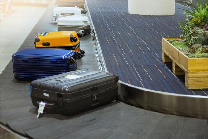 Odgovornost letalskih prevoznikov za prtljago in predmete v njej je omejena na približno 1.220 evrov po kosu prtljage, pa še to le z dokazili in računi. Večjo odgovornost si potniki lahko zagotovimo le z doplačilom ali sklenitvijo posebnega zavarovanja. | Foto: Thinkstock