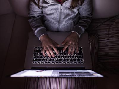 Delodajalcu za prikrit nadzor računalnikov zaposlenih 71.500 evrov globe