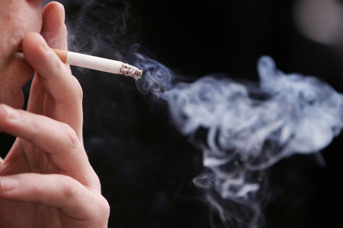 kajenje | V začetku prihodnjega leta naj bi tako pregledali novelo zakona, s katero bi kajenje prepovedali na številnih območjih, kjer se zadržujejo otroci.  | Foto Getty Images