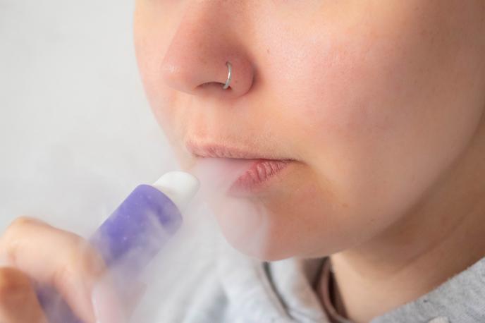 Elektronska cigareta | "Uporaba takšnih izdelkov lahko pri posamezniku povzroči resne in nepredvidljive zdravstvene zaplete, kot so motnje zavesti, tesnoba, slabost, motnje srčnega ritma, težave z dihanjem in druge akutne reakcije organizma," so opozorili na policiji. | Foto Shutterstock