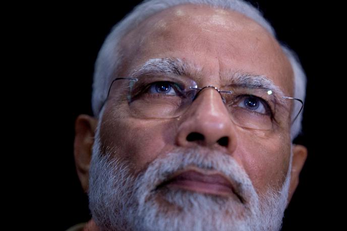 Narendra Modi, tempelj, Indija | Glede na izide vzporednih volitev, ki niso zanesljivi, je Modijeva stranka Bharatiya Janata (BJP) v 543-članskem parlamentu osvojila najmanj 355 sedežev. | Foto Reuters