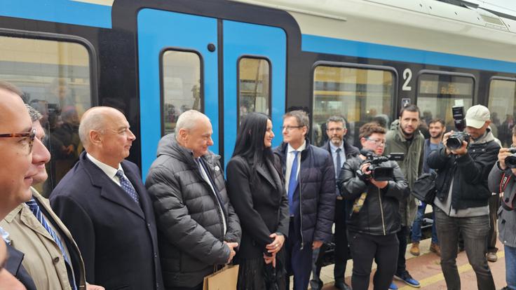 Med potniki prvega vlaka iz Opčin, ki jih je na reškem železniškem kolodvoru sprejel reški župan Marko Filipović, sta bila med drugim tudi tržaški župan Roberto di Piazza in direktorica družbe SŽ Potniški promet Darja Kocjan. | Foto: Srdjan Cvjetović