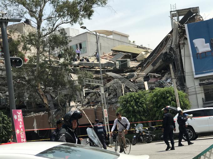 Posledice potresa v mehiški prestolnic Cuidad de Mexico | Foto: Reuters
