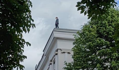 Poslanec SDS na strehi parlamenta: Odpeljal ga je rešilec #video